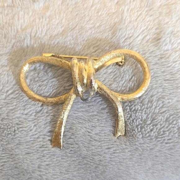 Jewelry - #140 Vintage Gold Bow Brooch